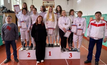 Новости » Спорт: Керченские спортсмены приняли участие в Чемпионате по фехтованию на шпагах