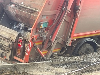Новости » Общество: Как бы ожидаемо: в Керчи полный мусоровоз утонул в коммунальной яме