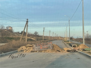 Новости » Общество: Новую дорогу к крепости Керчь перерыли в нескольких местах