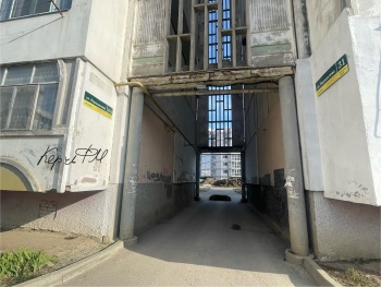 Управляющую компанию могут оштрафовать на 300 тысяч за бетонный блок на дороге по Ворошилова в Керчи