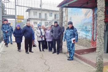 Новости » Общество: Родственникам осужденных опять устроили экскурсию по исправительной колонии в Крыму