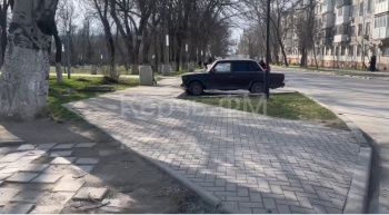 Новости » Общество: Не надо путать: парковку в Комсомольском парке не делали в отличие от Казенного сада в Керчи
