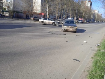 Новости » Криминал и ЧП: Утро в Керчи началось с аварии