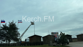 Новости » Общество: На въезде в Керчь поменяли флаги
