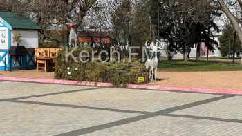Новости » Общество: Новогодние праздники прошли, а декорации в центре Керчи разобрать сил не хватило