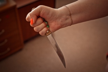 Новости » Криминал и ЧП: Керчанка вонзила нож в своего знакомого и отправилась в тюрьму
