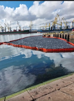 Новости » Криминал и ЧП: В 150 км от Керчи в Черном море на площади 300 кв.м. разлита нефть