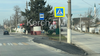 Новости » Общество: На Чкалова посреди тротуаров «выросли» дорожные знаки