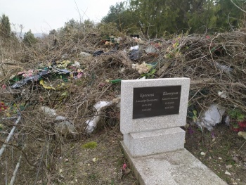 Новости » Общество: Аршинцевское кладбище в Керчи очистили с середины к краям