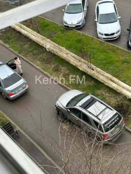 Новости » Криминал и ЧП: В Керчи утром во дворах на Самойленко произошла авария