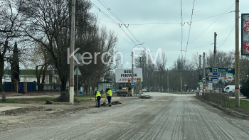 Новости » Общество: В Керчи на Вокзальном шоссе сегодня трудилось аж два рабочих