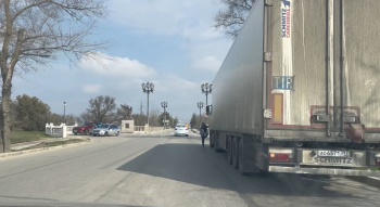 Новости » Общество: Фуру остановили перед мостом по Чкалова на въезде в Керчь