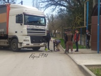 Новости » Общество: В Керчи посреди дороги сломалась фура и перегородила проезжую часть