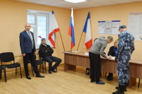 Новости » Общество: Как голосуют крымские заключенные наблюдал уполномоченный по правам человека