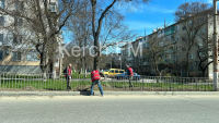 Новости » Общество: Коммунальщики вышли на уборку газонов и дорог