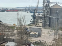 Новости » Экология: Квартира в порту или порт в квартире: шум и пыль на Свердлова, 39 в Керчи  круглосуточно