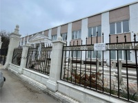 Новости » Общество: Лапидарий в Керчи закрыл стоянку перед своим забором