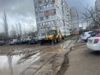 Новости » Общество: В Керчи начали работы по грейдированию дорог самого «убитого» двора