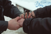 Новости » Криминал и ЧП: В Крыму задержали вооружённого владельца интернет-магазина по продаже наркотиков