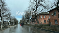 Новости » Общество: В Керчи на Гагарина провели обрезку деревьев