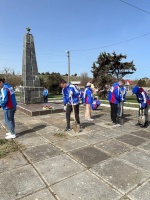 Студенты из Симферополя оказывают помощь в благоустройстве памятников в Керчи