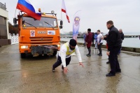 Новости » Общество: В Керчи установили рекорд России по буксировке грузовика