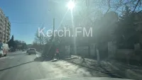 Новости » Общество: Коммунальщики приступили к мытью остановочных карманов в Керчи