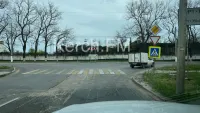 Новости » Общество: Перед светофором на Годыны забыли заасфальтировать часть дороги