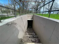 Новости » Общество: Туалет на спортплощадке в Молодежном парке Керчи превратили в свалку