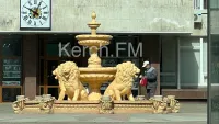 Новости » Общество: У администрации Керчи приводят в порядок фонтан
