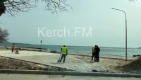 На набережной Керчи активно ведется подготовка к установке детской площадки