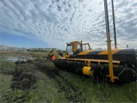 Новости » Экология: В Керчи принялись чистить озеро напротив 12 школы