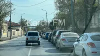 Новости » Общество: Водители просят запретить парковку около детской больницы на ул.Чкалова