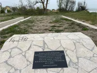 Новости » Общество: Братскую могилу времен войны в Керчи отремонтировали, но кто будет за ней ухаживать?
