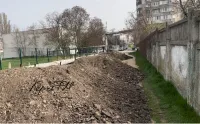 Новости » Общество: Здесь будет «аспат»: кучи земли с битым асфальтом вывалили на дорожку к 23 школе в Керчи