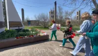 Новости » Общество: Сила традиций: школьники и сотрудники керченских предприятий встречаются у памятников освободителям
