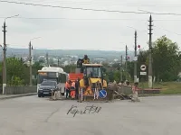 Новости » Общество: Движение по Чкалова в Керчи ограничено из-за провала дороги и ремонтными работами