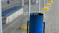 Новости » Общество: На автовокзале Керчи красят скамейки, урны и ограждения