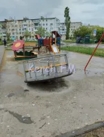 Новости » Общество: Карусель по Гайдара,9 в Керчи подорвала законы гравитации