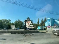 Билборд в Керчи согнулся пополам от ветра