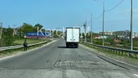 Новости » Общество: На въезде в Керчь забыли заасфальтировать несколько участков дороги