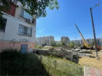 Тридцатилетний недострой разобрали во дворе жилого дома в Керчи