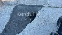 Берегите ноги: на пешеходной зоне на набережной Керчи снова появилась яма