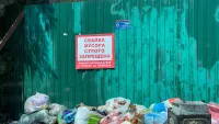 Новости » Общество: Грозит штраф: на Театральной в Керчи люди устроили свалку мусора