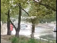 Новости » Общество: Перед Горьковским мостом в Керчи затопило дорогу