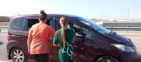 Новости » Общество: В очереди на подъездах к Крымскому мосту волонтеры раздавали воду