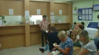 В абонентском зале Керченского РЭС из шести окон приема работают только два