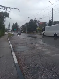 Новости » Общество: В Керчи на дорогах лужи. Водители транспортных средств, будьте осторожны!