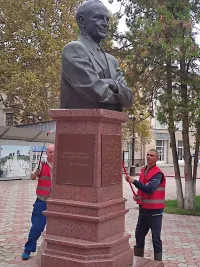 Новости » Общество: В Керчи отмыли лавочки на набережной, в сквере мира и на "Аленке"