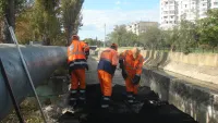 На пешеходной дорожке вдоль Мелек-Чесме со стороны городской больницы №1 активно укладывают асфальт